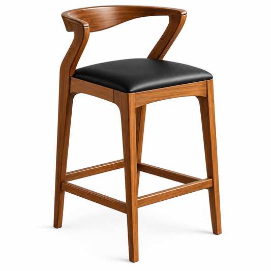 Vista frontal de dos Bancos Ember en una barra de cocina. Bancos altos de diseño contemporáneo con estructura de madera maciza y asiento tapizado oscuro por BRARIO.