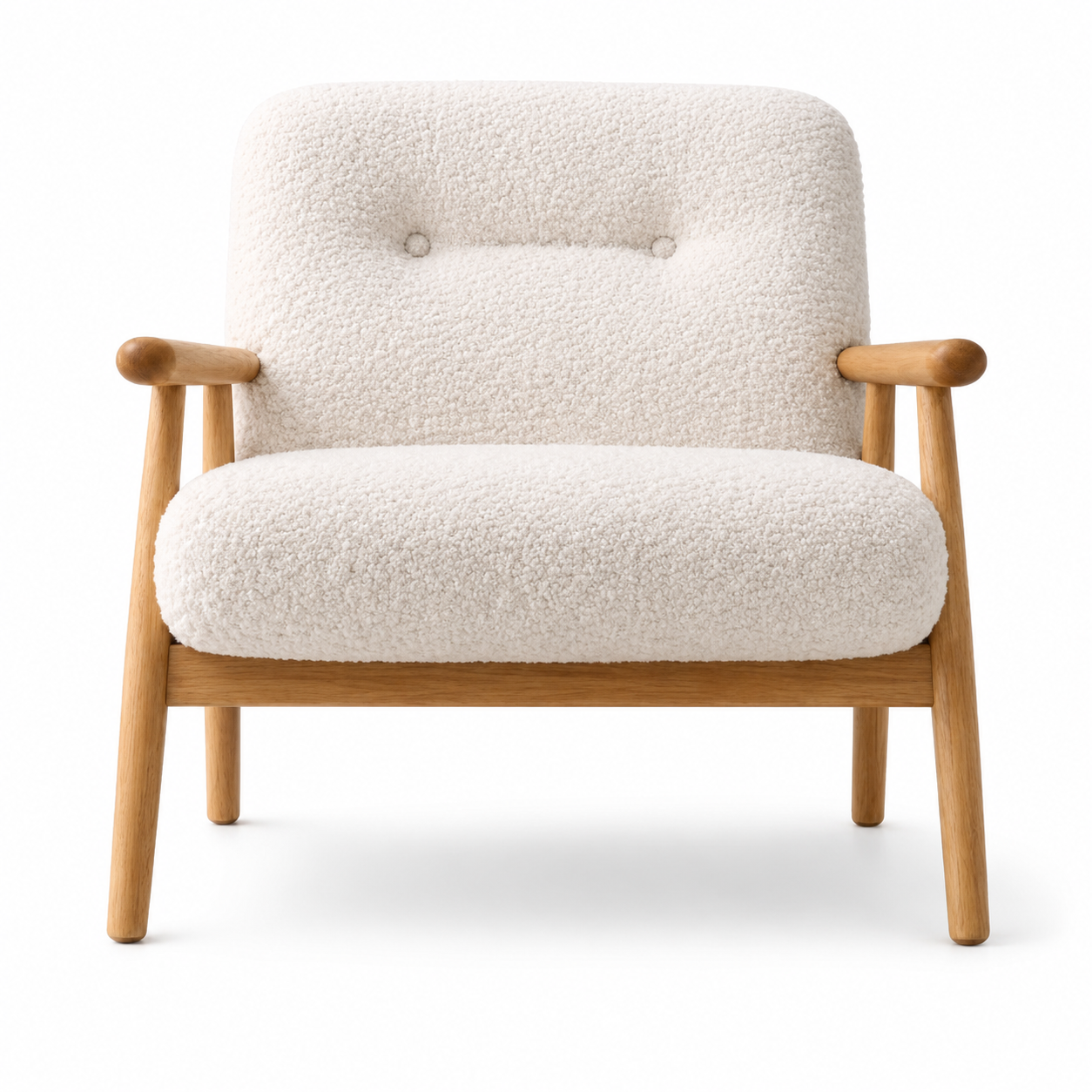 Vista frontal y en perspectiva del Sillón Valmar en una sala de estar. Diseño contemporáneo con estructura de madera sólida de fresno y tapizado en tela bouclé color claro por BRARIO.