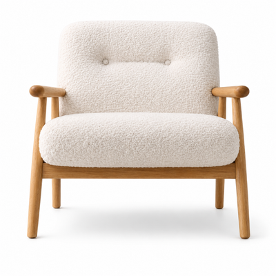 Vista frontal y en perspectiva del Sillón Valmar en una sala de estar. Diseño contemporáneo con estructura de madera sólida de fresno y tapizado en tela bouclé color claro por BRARIO.