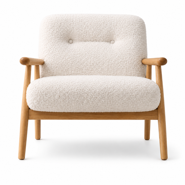 Vista frontal y en perspectiva del Sillón Valmar en una sala de estar. Diseño contemporáneo con estructura de madera sólida de fresno y tapizado en tela bouclé color claro por BRARIO.