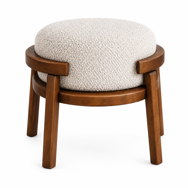 Vista frontal del Taburete Sora en un ambiente contemporáneo. Banco auxiliar con estructura de madera maciza y asiento redondo tapizado en tela clara por BRARIO.